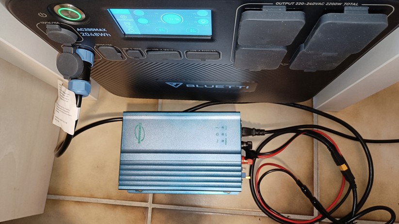 Die Bluetti AC200Max an einem Wechselrichter mit 12-Volt-Eingang.