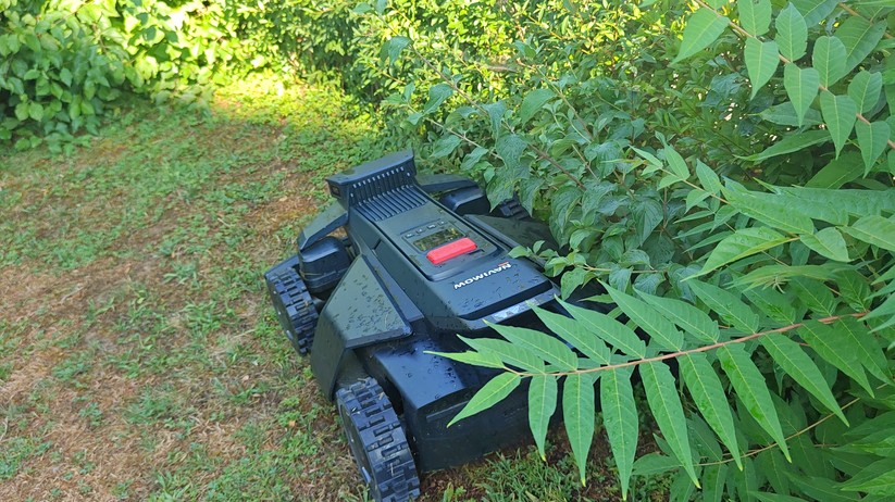 Segway Navimow X420: Großer und schwerer Allrad-Mähroboter mit RTK- und Kamera-Navigation für Rasenflächen bis 2000 m², 42 cm Schnittbreite, lenkbare Vorderräder, aber ohne Kantenschnittoptimierung.