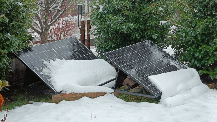 Je steiler die Panels aufgestellt sind, desto schneller rutscht der Schnee ab.