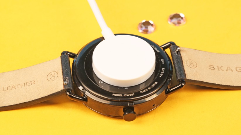 Der magnetische Induktions-Lader kommt auf die Rückseite der Uhr. Gut zu erkennen: der Schnellverschluss des Armbandes.