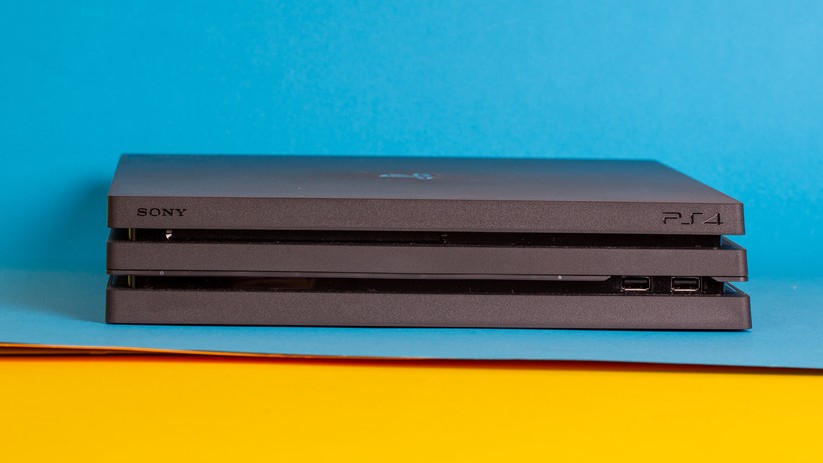 Das Laufwerk der Playstation 4 Pro ist gut versteckt. Leider kann es weder UHD Blu Rays noch Musik-CDs abspielen. 