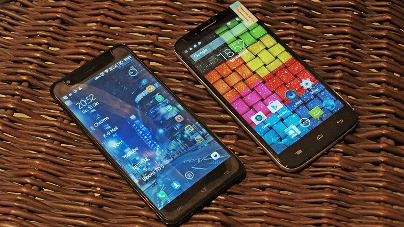 Hier sind das JiaYu S3 (links) und das UMI Emax (rechts) im direkten Vergleich nebeneinander zu sehen.