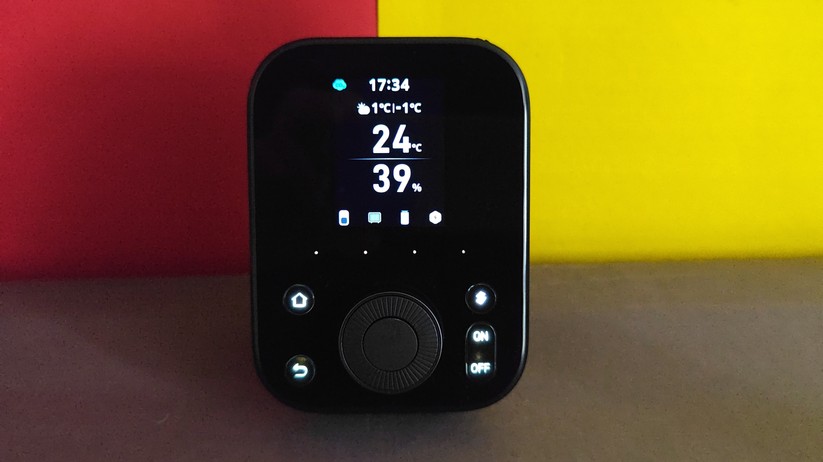 Anwender können mit dem Hub 3 Switchbot-Geräte über einen Touch-Bildschirm und einen Drehregler steuern. Der Hub integriert auch viele Infrarot-Fernbedienungen, sodass alte Geräte smart werden. Als Matter-Bridge kann er viele Geräte auch an andere Plattformen wie Apple Home und Home Assistant weiterreichen.