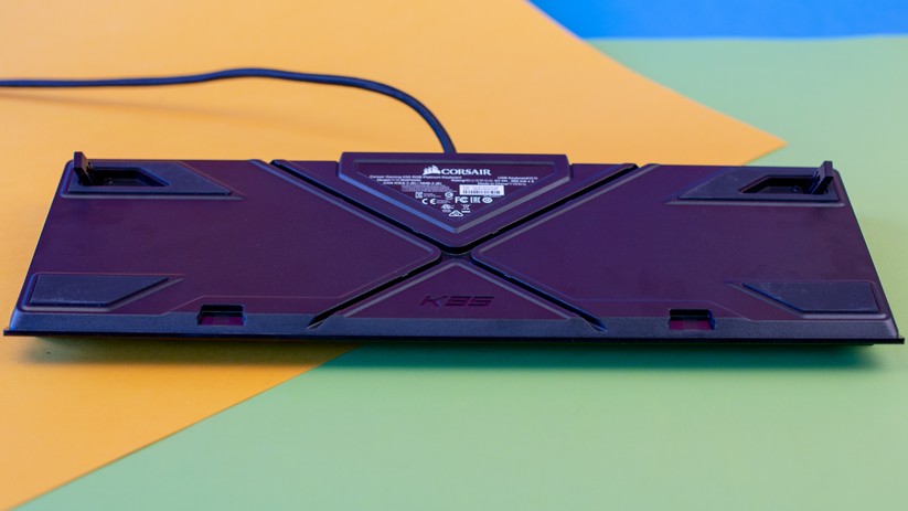 Auf der Unterseite der Corsair K95 RGB Platinum lassen sich Kabel für Headset und Co verlegen. 