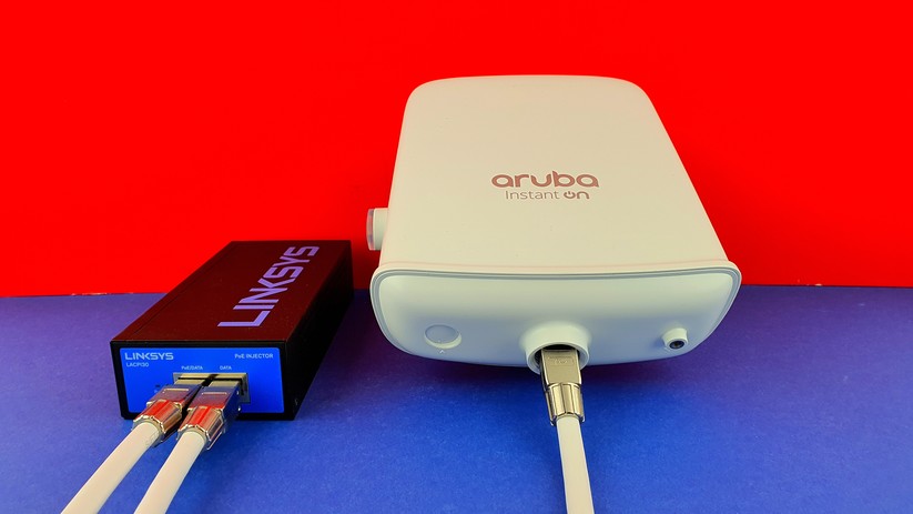 Der Aruba Instant On AP17 wird per Power over Ethernet betrieben. Wir nutzen einen PoE-Injector von Linksys. Bild: Harald Karcher. 