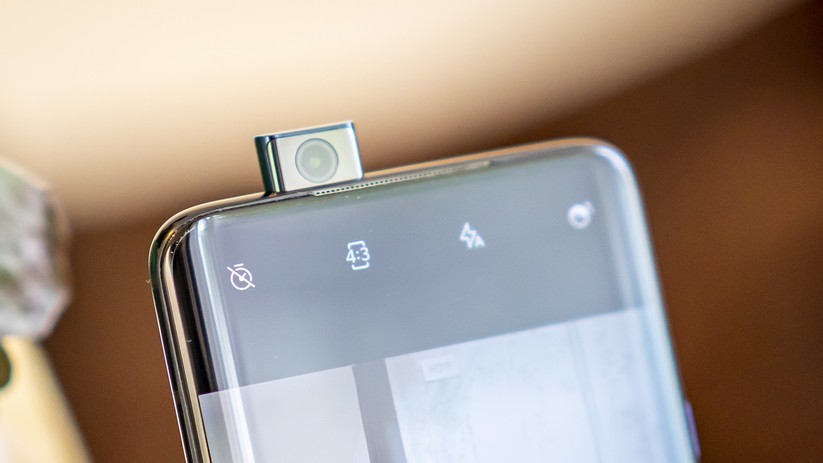 Die Selfie-Kamera sitzt im Gehäuse und fährt bei Bedarf motorisch heraus