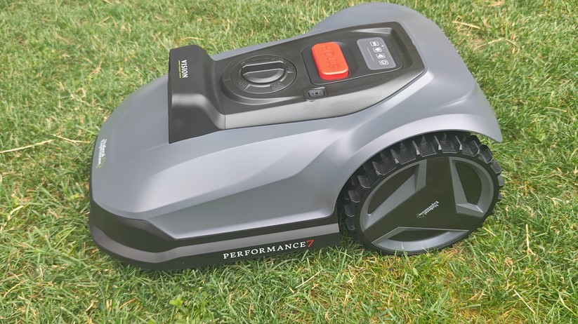 Natural Expression Performance 7: Kamerabasierter Mähroboter für Flächen bis 500 m² und einer Schnittbreite von 18 cm.
