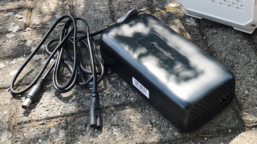 Das Netzteil der Bluetti Poweroak EB150 ist nach unserem Geschmack zu laut.