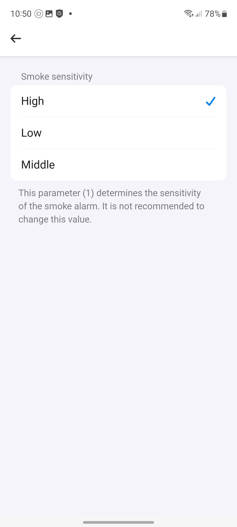 Der Fibaro Rauchmelder kommuniziert über Z-Wave und lässt sich in kompatible Smart-Home-Zentralen wie Homey Pro einbinden. Damit steht er für Automatisierungen in Kombination mit anderen Smart-Home-Komponenten zur Verfügung.