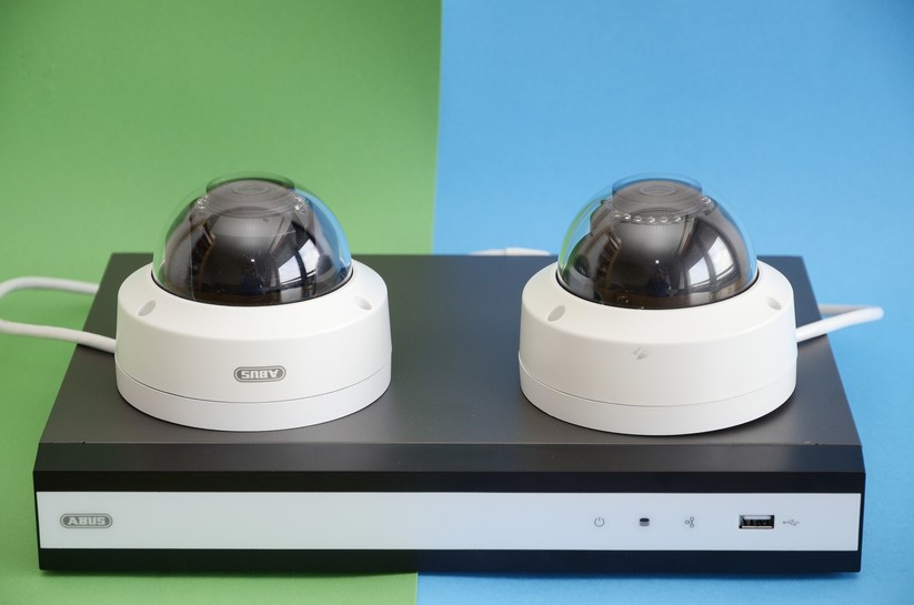 Das Kamerasystem von Abus besteht aus IP-Rekorder und zwei Domekameras (WLAN & LAN). Durch den modularen Aufbau ist das System auch durch andere als die mitgelieferten Kameras vielfältig erweiterbar.