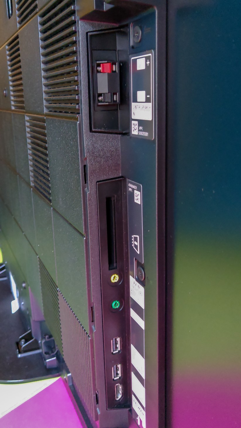 Die seitlichen Anschlüsse. Ganz oben sitzen die Federklemmen, mit denen der Sony-TV zum Center-Lautsprecher in einem Surround-Sound-System wird. 