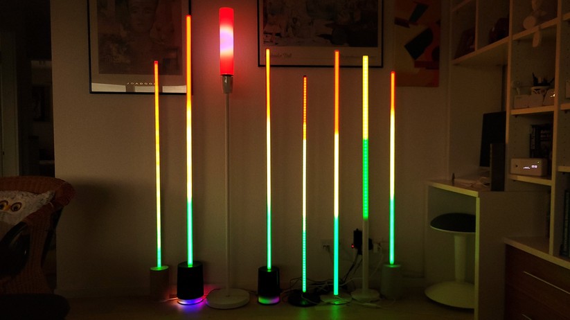 Smarte LED-Stehlampen im Test: Leider stellt unsere Kamera die Farben der LED-Stehlampen nicht korrekt dar. Auch die Farbübergänge sehen nicht so toll aus wie in der Realität. 