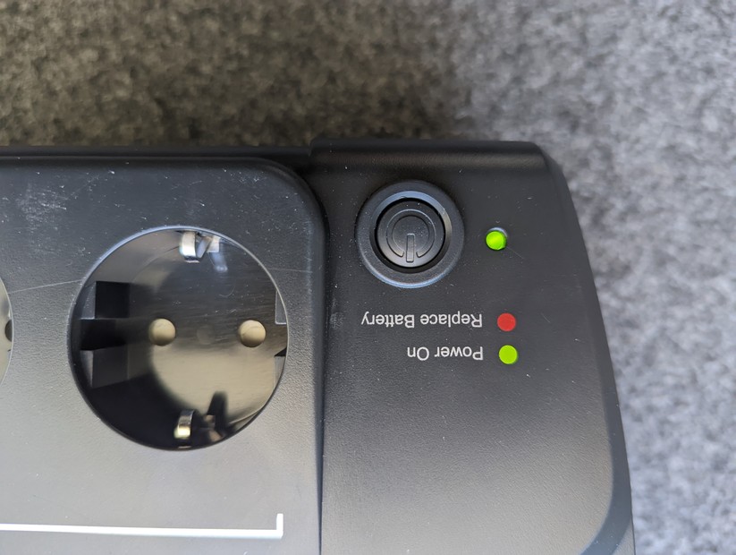 Auf der Oberseite des USV-Gehäuse zeigt eine LED den Gerätestatus an: Dazu nutzt sie die beiden Farben Grün und Rot sowie unterschiedliche Blinkintervalle.