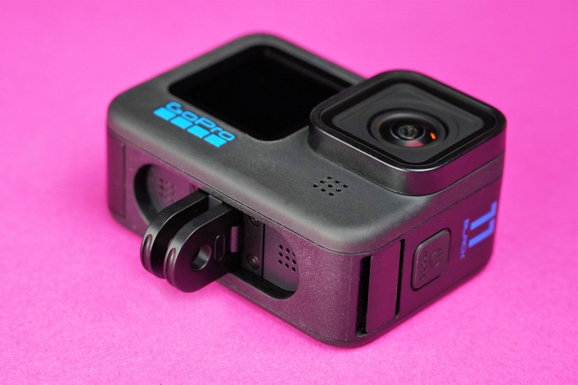 Gopro Hero11 Black: Durch das Ausklappen der im Gehäuse integrierten Metallbügel eignet sich die Gopro 11 für die schnelle Montage an kompatiblem Zubehör.