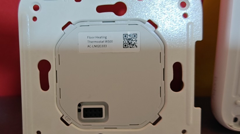Das Aqara-Thermostat W500 ist für Fußbodenheizungen gedacht und kann entweder per Thread oder per Zigbee betrieben werden. Mehr Funktionen stehen mit Zigbee bereit. Eine direkte Integration in Home Assistant ist mit Zigbee2MQTT möglich.