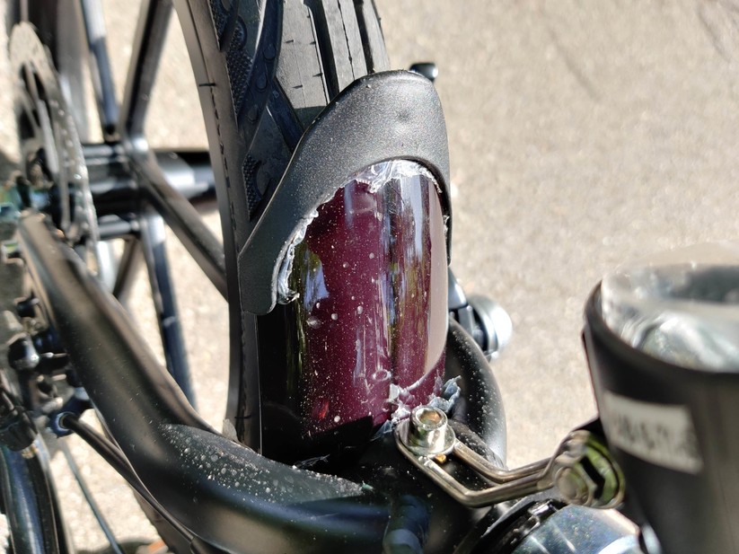Die festgeschraubte Schutzfolie abzufummeln artet in Arbeit aus.