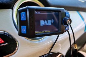 Albrecht DR 55 Mini im Test: DAB+-Adapter fürs Auto mit FM-Transmitter für 65 €