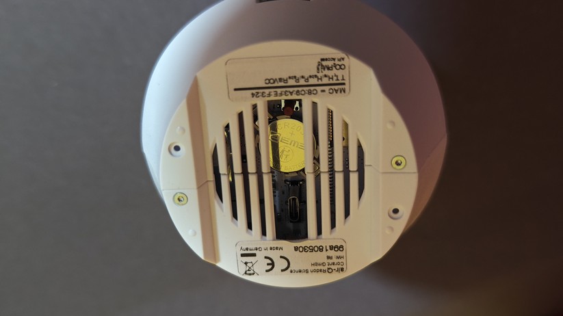 Air-Q Radon: Der Luftgütesensor misst in der Standardausstattung Radon, VOC, Temperatur, Luftfeuchtigkeit und Luftdruck. Der Air-Q Radon Science kann hingegen mit bis zu 11 Sensoren ausgestattet werden (Radon, VOC, Temperatur, Luftfeuchtigkeit, Luftdruck, CO₂, Feinstaub PM1, PM2.5, PM4, PM10, Partikelgröße).