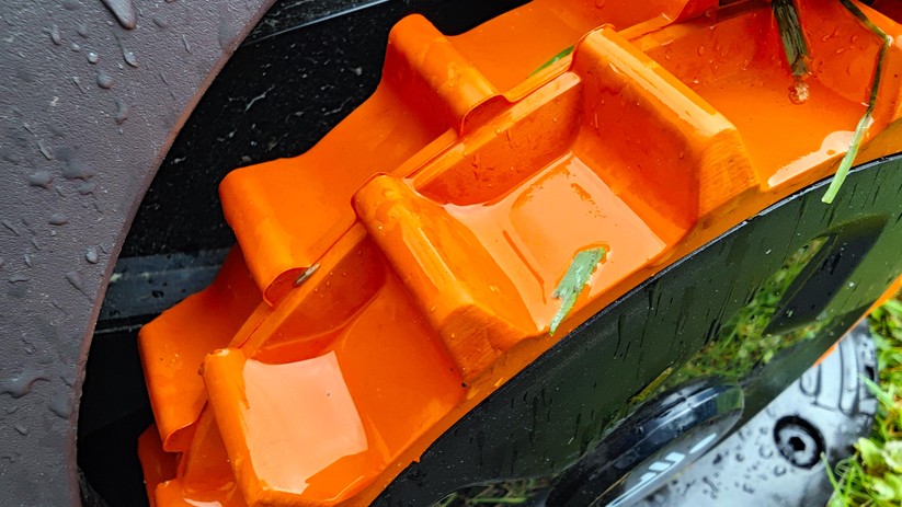 Die Räder des Segway Navimow sehen dank starkem Profil sehr geländegängig aus - doch der Schein trügt etwas