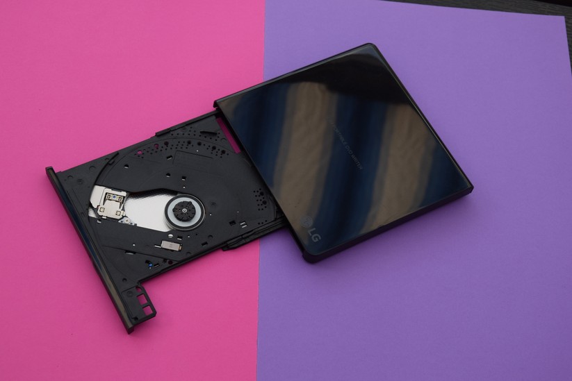 Neben CDs beschreibt das Gerät auch DVDs. 