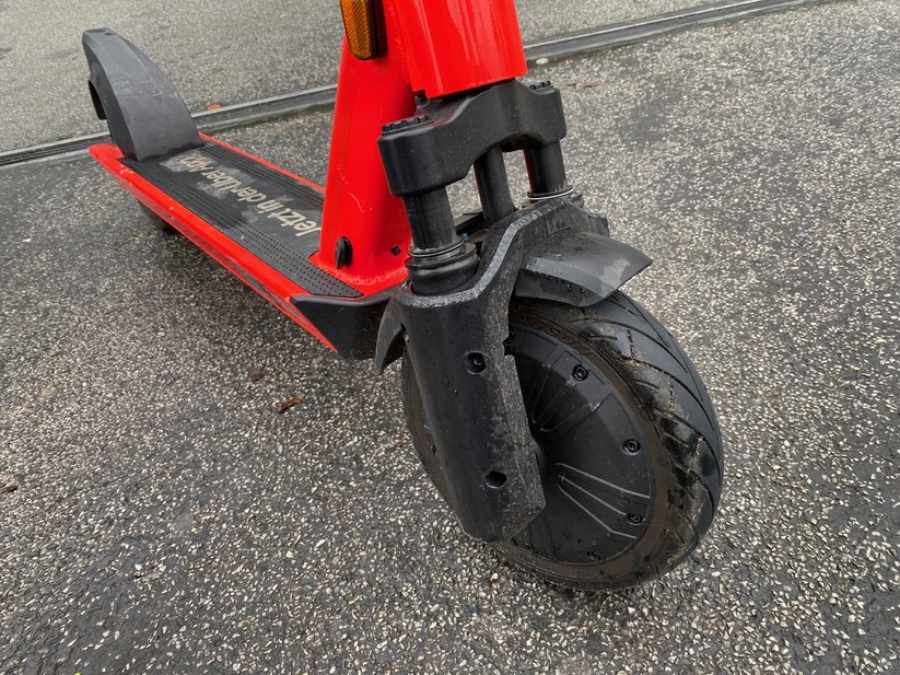 Die Vorderrad-Aufhängung des neuen Jump-E-Scooters fängt so einiges ab.