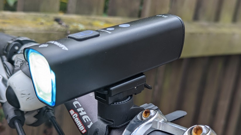Astrolux SL01: Eine der hellsten Fahrradlampen für unter 30 Euro.