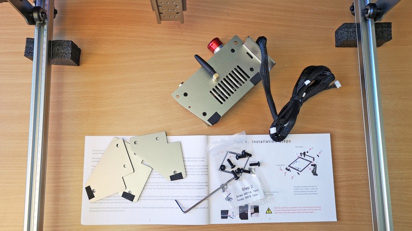 Nun folgen die Standfüße und das Mainboard.