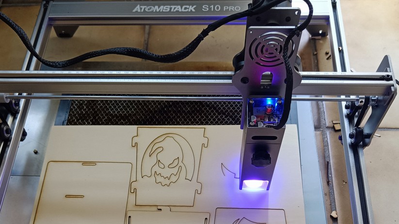 Der Atomstack S10 Pro beim Ausschneiden.