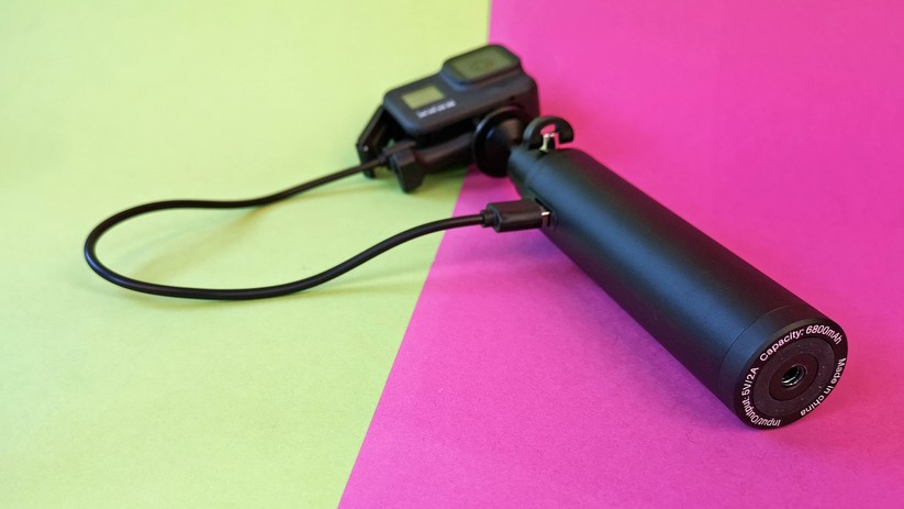 Die integrierte Powerbank verlängert die Nutzungsdauer von Actioncam und Smartphone.