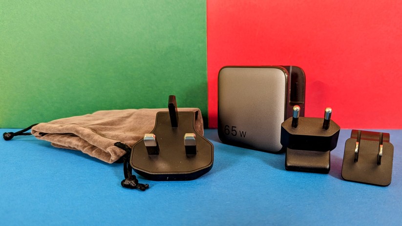 Reiseadapter Ugreen Nexode 65W mit Typ F, Typ G und Typ A, sowie Beutel zum Transport