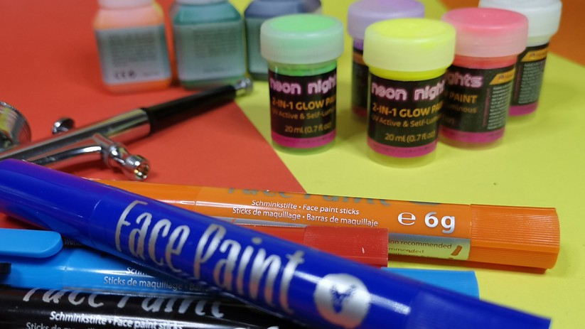 Faschingsschminke und Leuchtfarben gibt es bequem in Stiftform, für Pinsel oder gar für die Airbrush-Pistole.