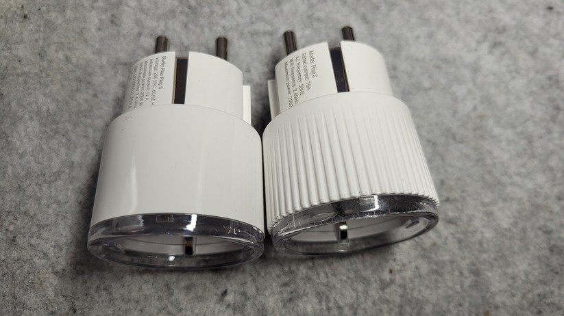 Durch die glatte Oberfläche fällt der neue Shelly Plus Plug S gut 1 mm kompakter aus. Das bietet Vorteile, wenn man mehrere Shellys in einer Mehrfachsteckdosenleiste betreiben möchte, die nur wenig Platz bietet.