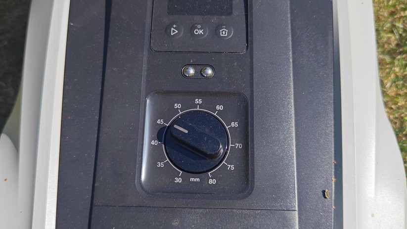 Ecovacs Goat O600 RTK: Die Schnitthöhe muss man manuell einstellen.