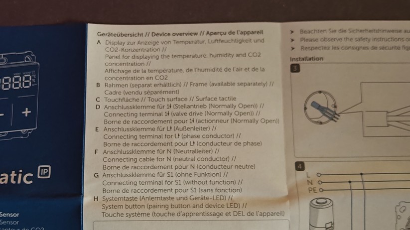 Das Homematic IP Glas-Wandthermostat mit CO₂-Sensor gibt es in Schwarz oder Weiß. Auf seinem Glas-Display kann es Temperatur, Luftfeuchte und CO₂-Konzentration abwechselnd anzeigen.