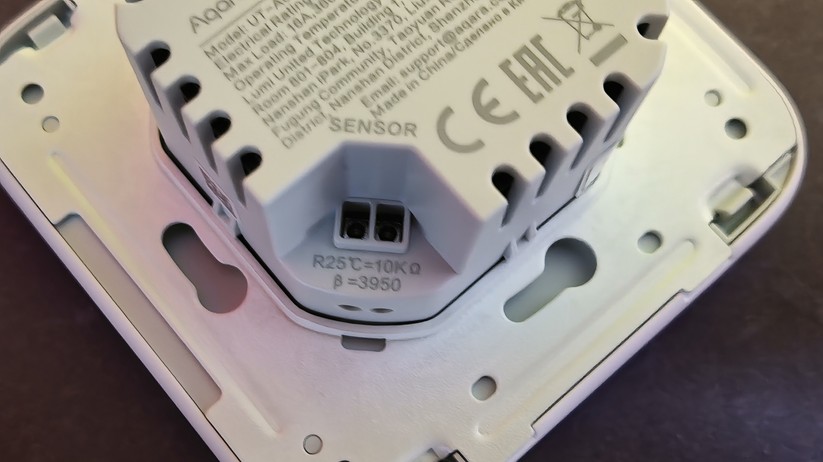 Das Aqara-Thermostat W500 ist für Fußbodenheizungen gedacht und kann entweder per Thread oder per Zigbee betrieben werden. Mehr Funktionen stehen mit Zigbee bereit. Eine direkte Integration in Home Assistant ist mit Zigbee2MQTT möglich.
