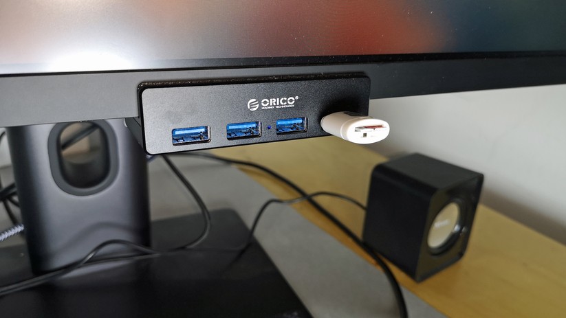 Der Hub hält leider nicht an jedem Monitor.