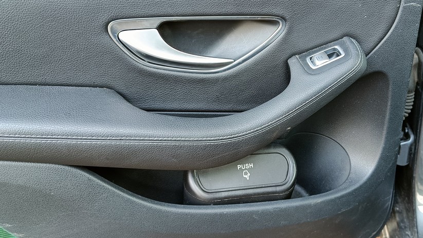 Abfälle landen besser im Mini-Abfalleimer als im Aschenbecher oder Fußraum.