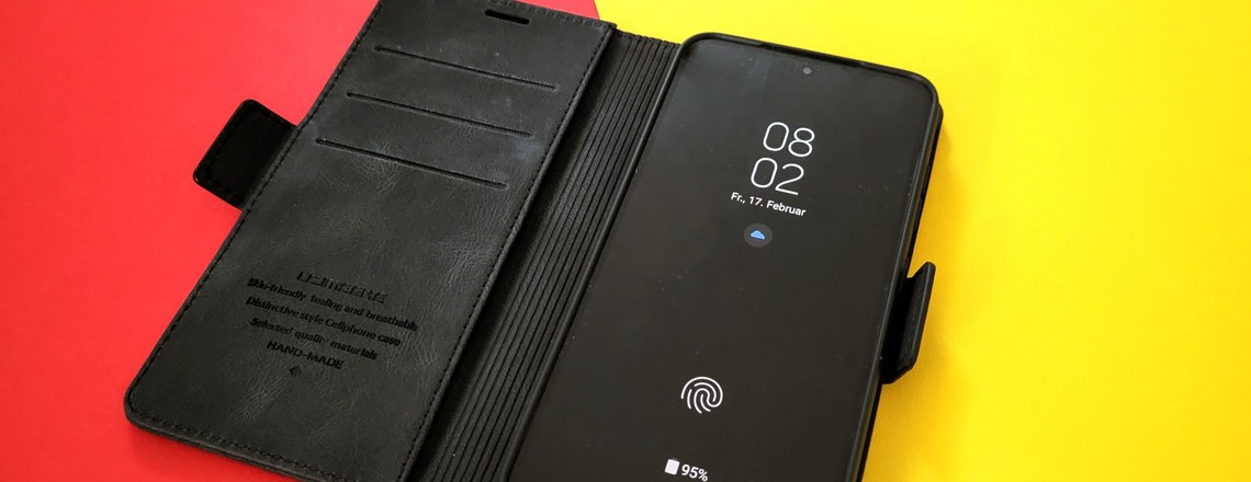 Samsung Galaxy S23 in Schutzhülle aus Leder