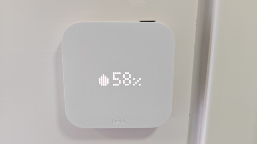 Tado X (2. Gen.): Das Display ist standardmäßig aus. Es gibt wie beim Tado X (1. Gen.) keine Möglichkeit es dauerhaft einzuschalten. Oben rechts am Gehäuse sitzt ein Schalter, der nach Betätigung das Display einschaltet und die Temperatur anzeigt. Drückt man den Schalter erneut, erscheinen Luftfeuchtigkeit und eingestellte Temperatur.