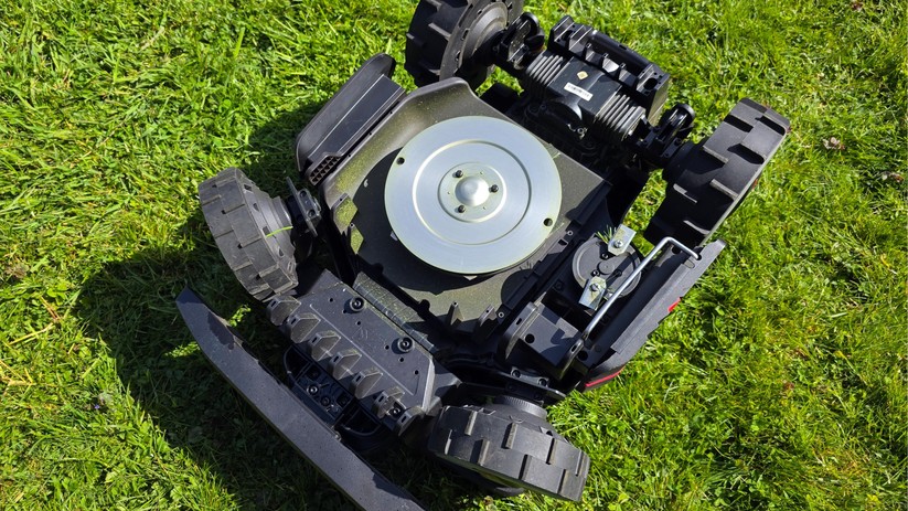 Roborock Rockmow Z120 Lidar: Das schwimmend gelagerte Schnittsystem bietet sechs Messer und eine Breite von 24 cm. Durch das optional erhältliche PreciEdge-Schneidemodul bleiben bei einer festen Randbegrenzung nur drei cm Rasen ungemäht. Ohne das Modul sind es bauartbedingt etwa 10 cm.