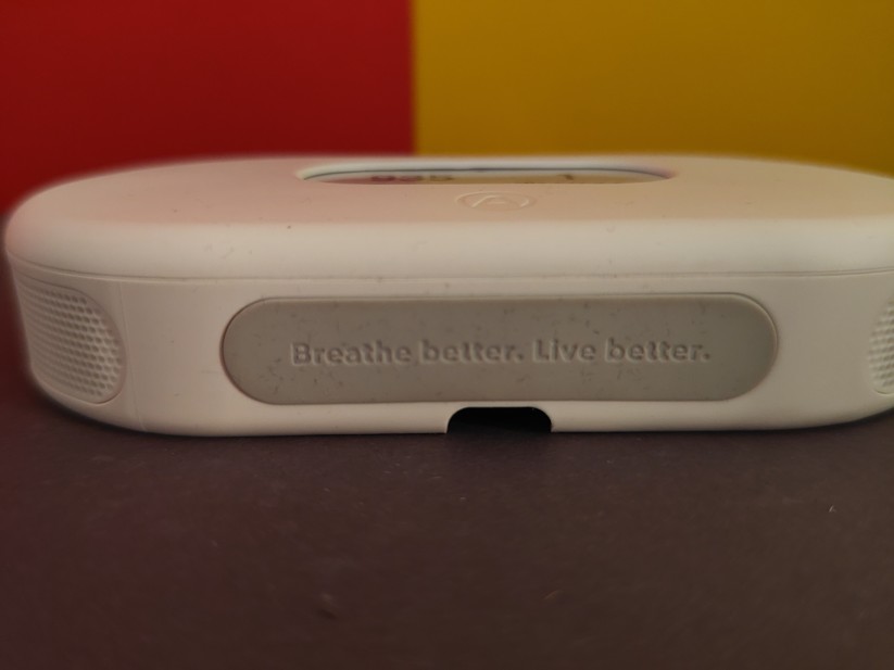 Der Raumluftsensor Airthings View Plus misst Radon, CO2, PM2.5, PM1, Temperatur, Luftdruck und -feuchte.