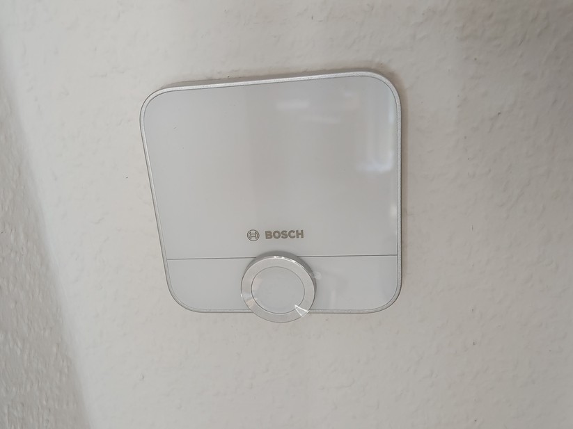 Das Bosch Raumthermostat II 230V nutzt zur Steuerung von Fußbodenheizungen die Zigbee-Funktechnik. Obwohl es damit grundsätzlich einen Hub benötigt, sind Anwender nicht auf das Bosch-Ökosystem festgelegt: Das Thermostat kann auch direkt in Home Assistant eingebunden werden.