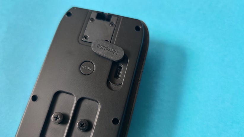 Eufy Video Doorbell Dual 2K: Der Akku lässt sich über eine microUSB-Buchse aufladen. 