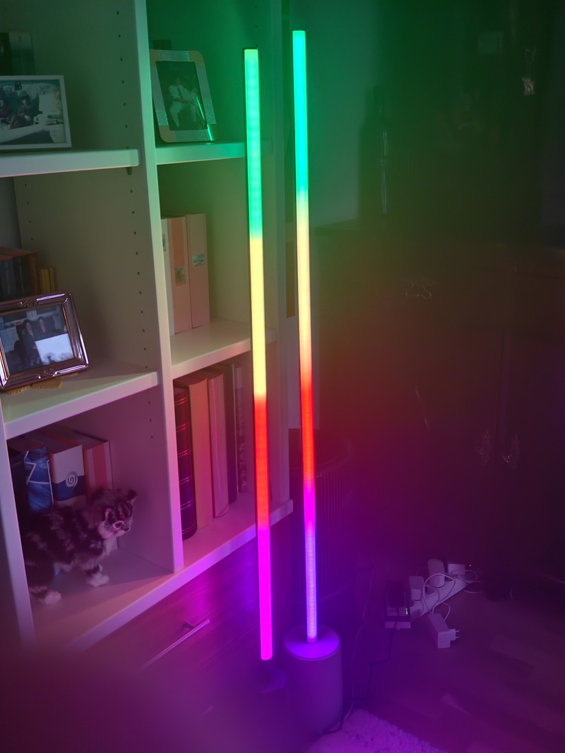 Eufy Indoor Floor Lamp E10 (links) im Vergleich zur Govee Lyra