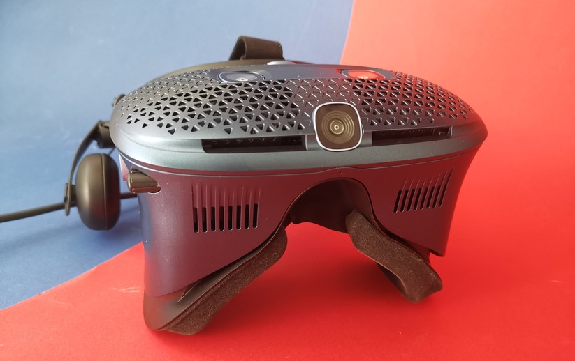 Das Cosmos lässt sich hochklappen. So kann man frische Luft schnappen, ohne dass das Headset am Kopf verrutscht. 