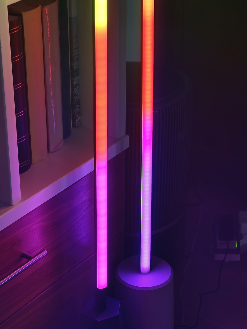 Eufy Indoor Floor Lamp E10 (links) im Vergleich zur Govee Lyra