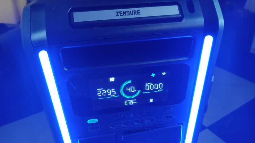 Mit einer Schnellladefunktion können Powerstations zügig aufgeladen werden. Die Zendure Superbase V 6400 kann über eine Steckdose mit bis zu 2900 Watt geladen werden. Sind Steckdosen allerdings nur mit 10 Ampere abgesichert, beträgt die Ladeleistung "nur" 2300 Watt. 