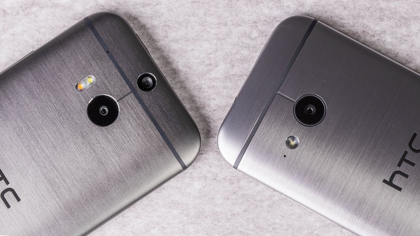 Links das große One mit Dual-Kamera und Zweifarb-Blitz, rechts das kleine One mit 13-Megapixel-Digicam und Foto-LED.