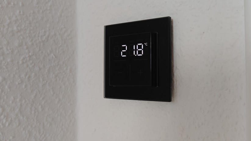 Das Homematic IP Glas-Wandthermostat mit CO₂-Sensor gibt es in Schwarz oder Weiß. Auf seinem Glas-Display kann es Temperatur, Luftfeuchte und CO₂-Konzentration abwechselnd anzeigen.