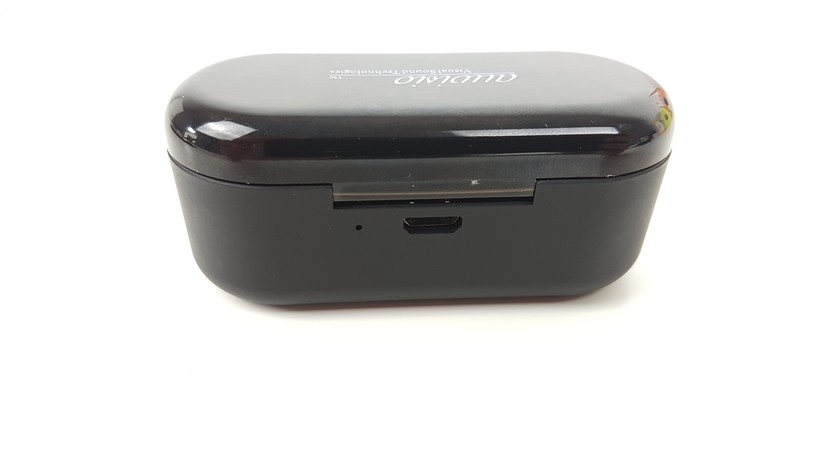 Der microUSB-Anschluss zum Aufladen sitzt hinten.